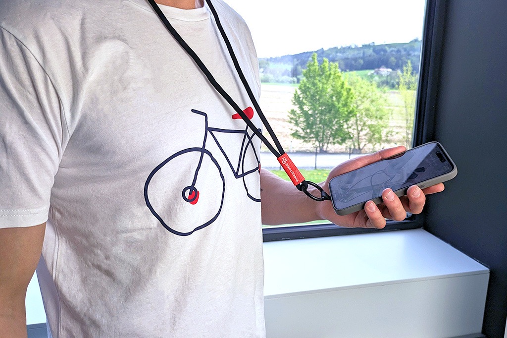 Lanyard um den Hals gehängt