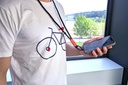 Lanyard um den Hals gehängt
